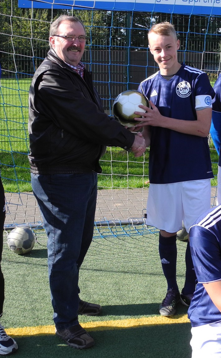 Traditionsmannschaft übergibt Spielball an B-Jugend