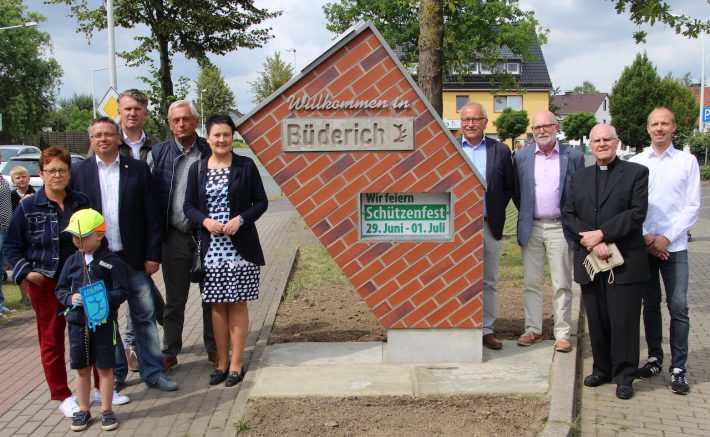 Neue Stelen grüßen: "Willkommen in Büderich"